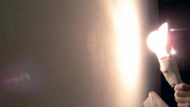 進(jìn)行墻面打磨的時候，為了能夠隨時觀察墻面平整度，一定要手持一個至少200瓦的燈泡打磨。