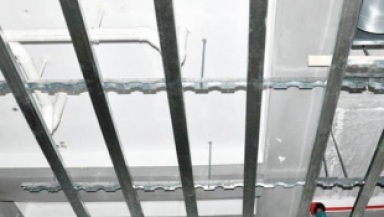 隔墻采用國標(biāo)輕鋼龍骨堅龍骨間距300mm，天地龍彈線打木楔，用地板釘固定，使用38穿心龍骨。