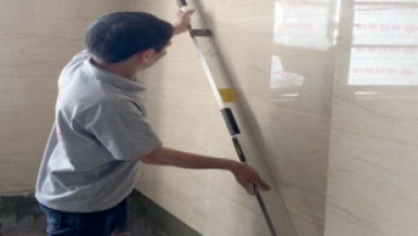 檢查瓷磚平整度≤3mm,垂直度≤2mm，接縫高度差≤0.05mm，陰陽角方正≤3mm。