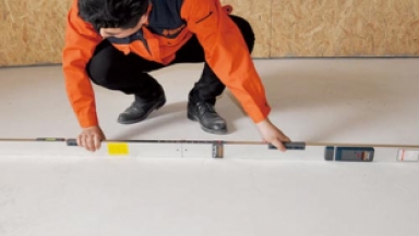 地面找坪：地面以2m為半徑內(nèi)必須水平，高低誤差不得≤3mm，表面壓光后，必須澆水養(yǎng)護(hù)，防止熱脹冷縮導(dǎo)致開裂。